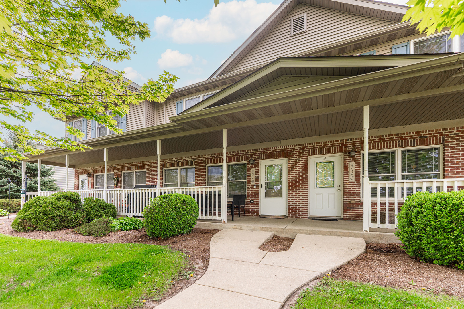 Homes for sale in Dekalb, IL | 301 Par Five Unit B Dr, Dekalb, IL 60115 | MLS# 12385971