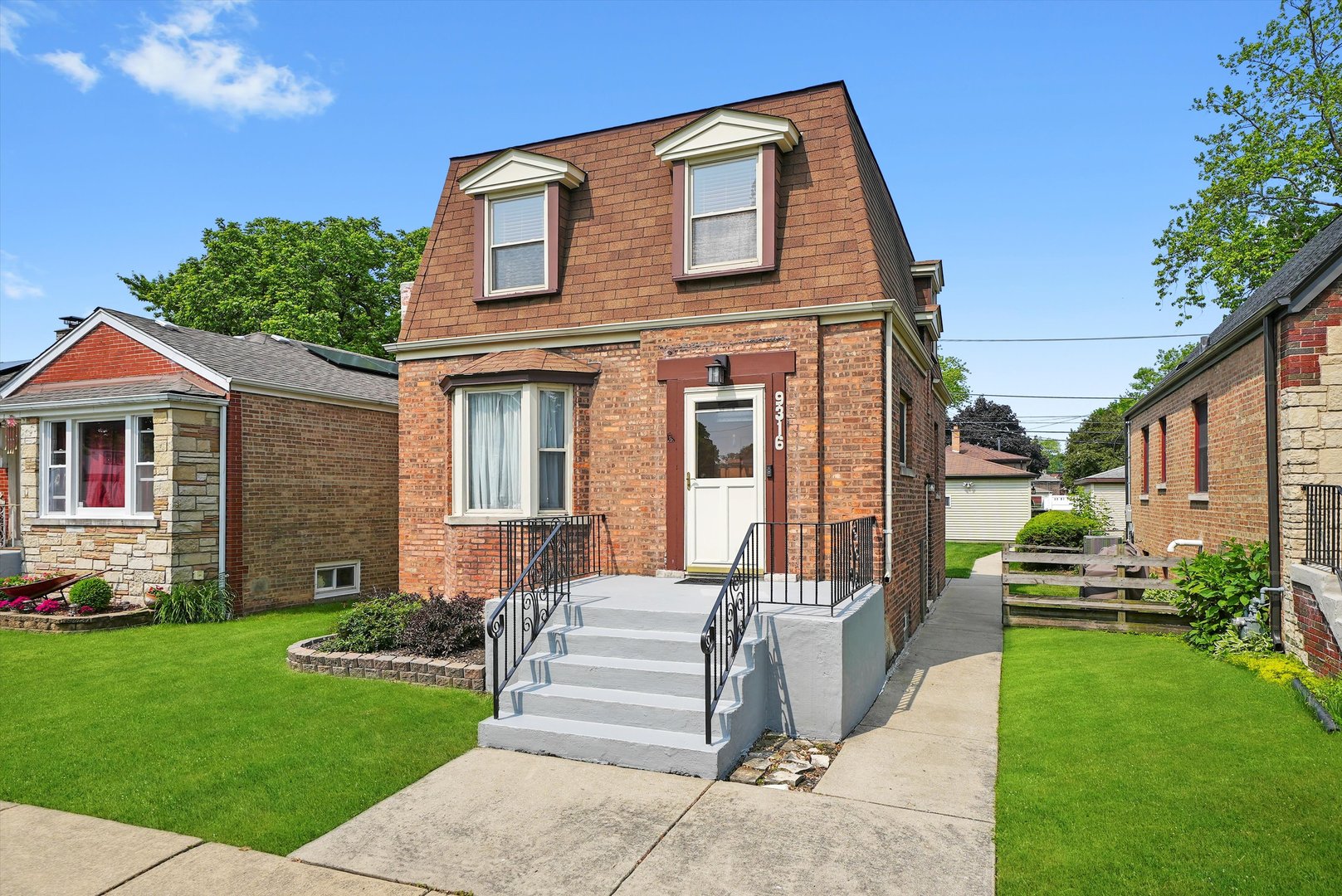 Homes for sale in Evergreen Park, IL | 9316 S Utica Ave, Evergreen Park, IL 60805 | MLS# 12389713