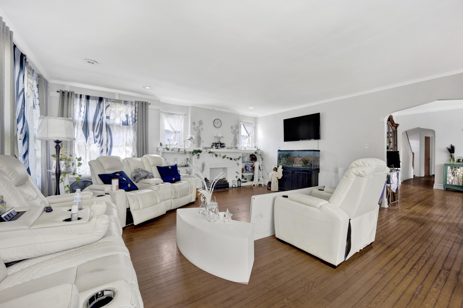 2nd image of 7515 S East End Ave, Chicago, IL 60649 | MLS# 12398386