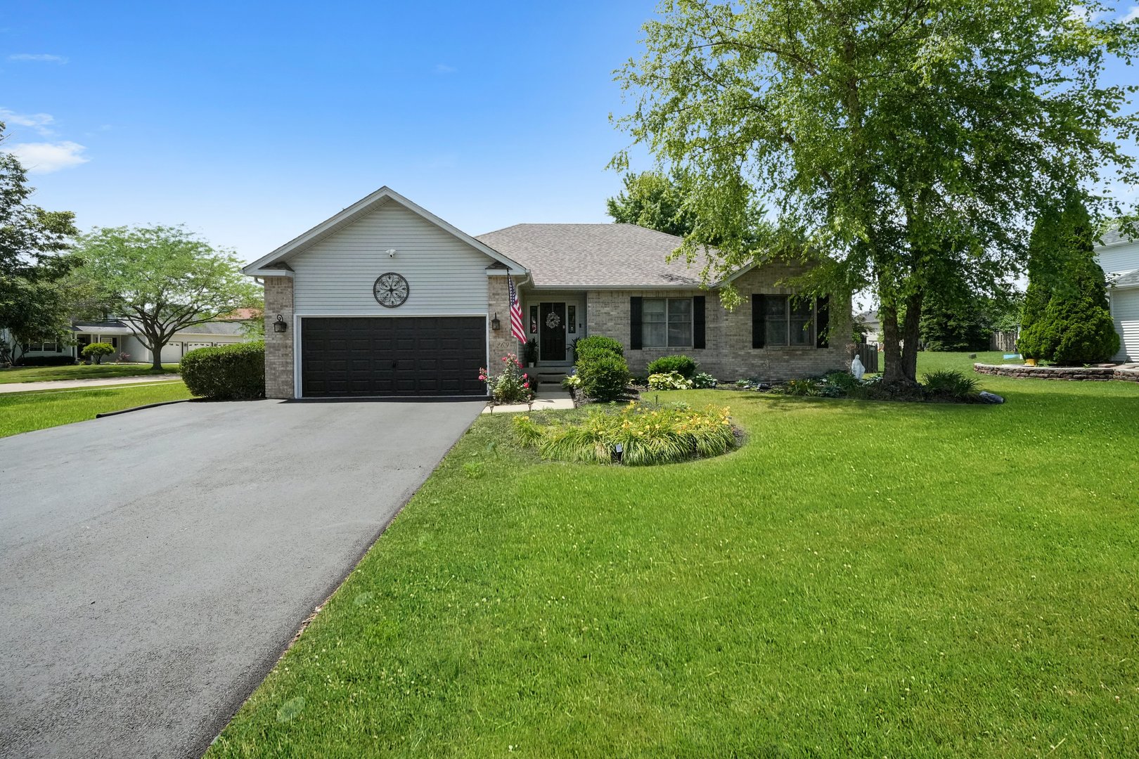 Homes for sale in Oswego, IL | 269 Isleview Dr, Oswego, IL 60543 | MLS# 12403858