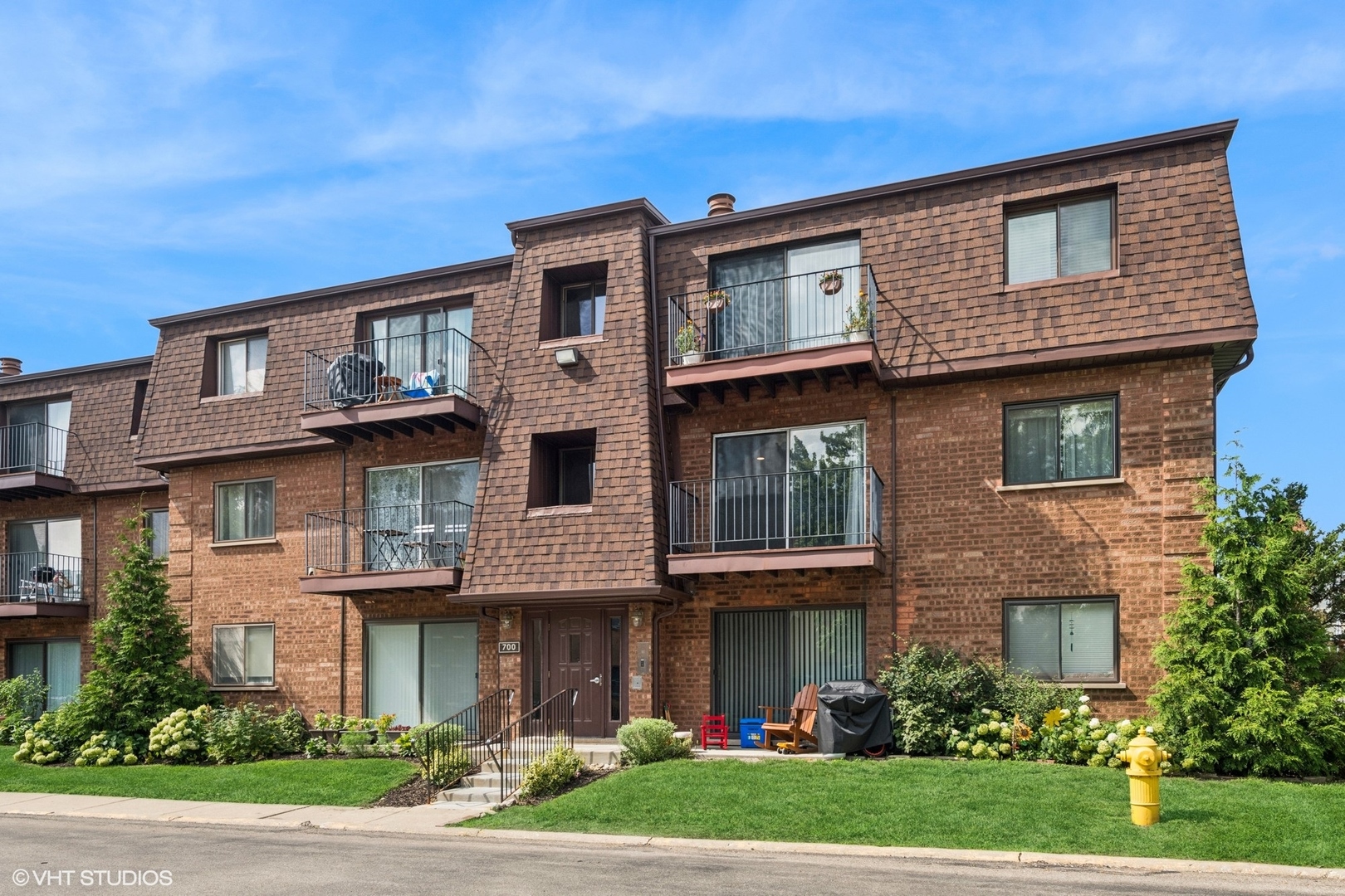 Homes for sale in Glenview, IL | 700 Cobblestone Cir #D, Glenview, IL 60025 | MLS# 12412473