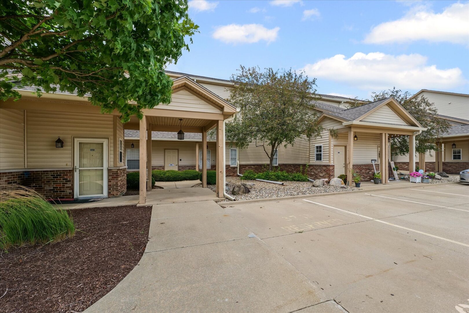 Homes for sale in Champaign, IL | 3718 Thornhill Dr #0, Champaign, IL 61822 | MLS# 12415648