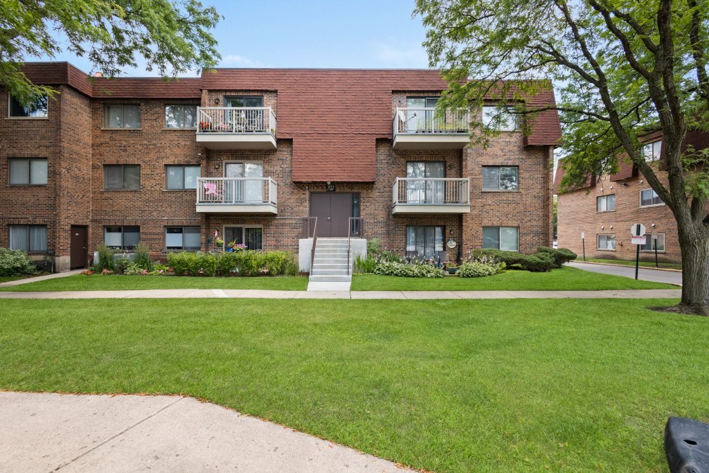 Homes for sale in Mount Prospect, IL | 707 W Central Rd #2C6, Mount Prospect, IL 60056 | MLS# 12417962