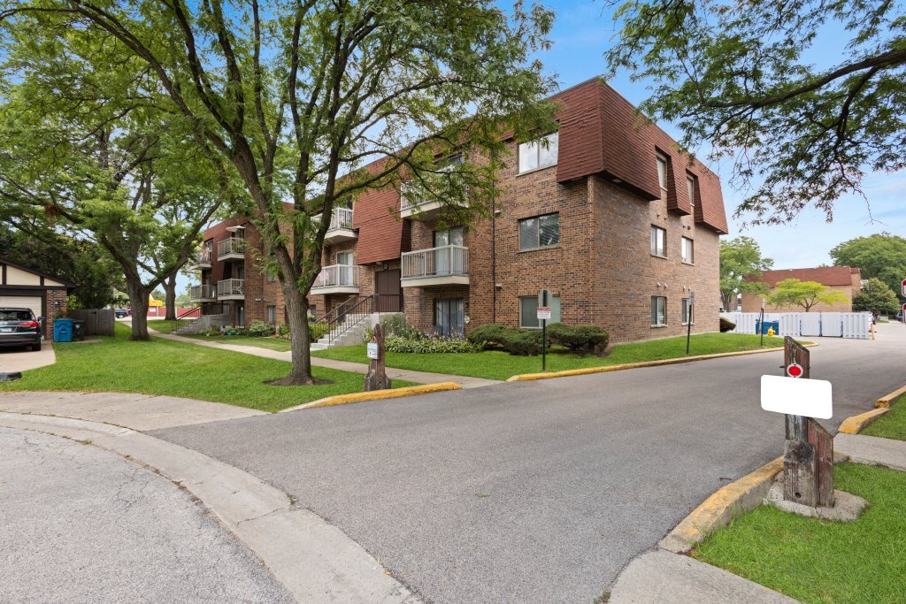 Homes for sale in Mount Prospect, IL | 707 W Central Rd #2C6, Mount Prospect, IL 60056 | MLS# 12417962