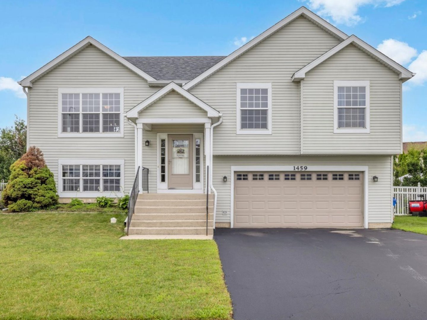 Homes for sale in South Elgin, IL | 1459 S Blackhawk Cir, South Elgin, IL 60177 | MLS# 12426307