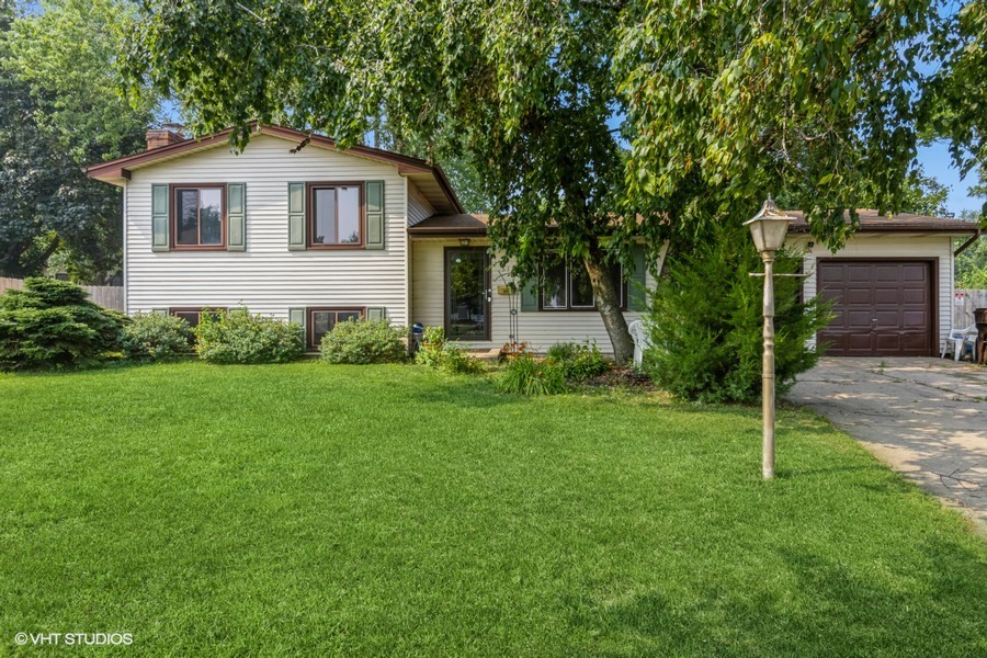 Homes for sale in Crystal Lake, IL | 51 Berkshire Dr, Crystal Lake, IL 60014 | MLS# 12432221