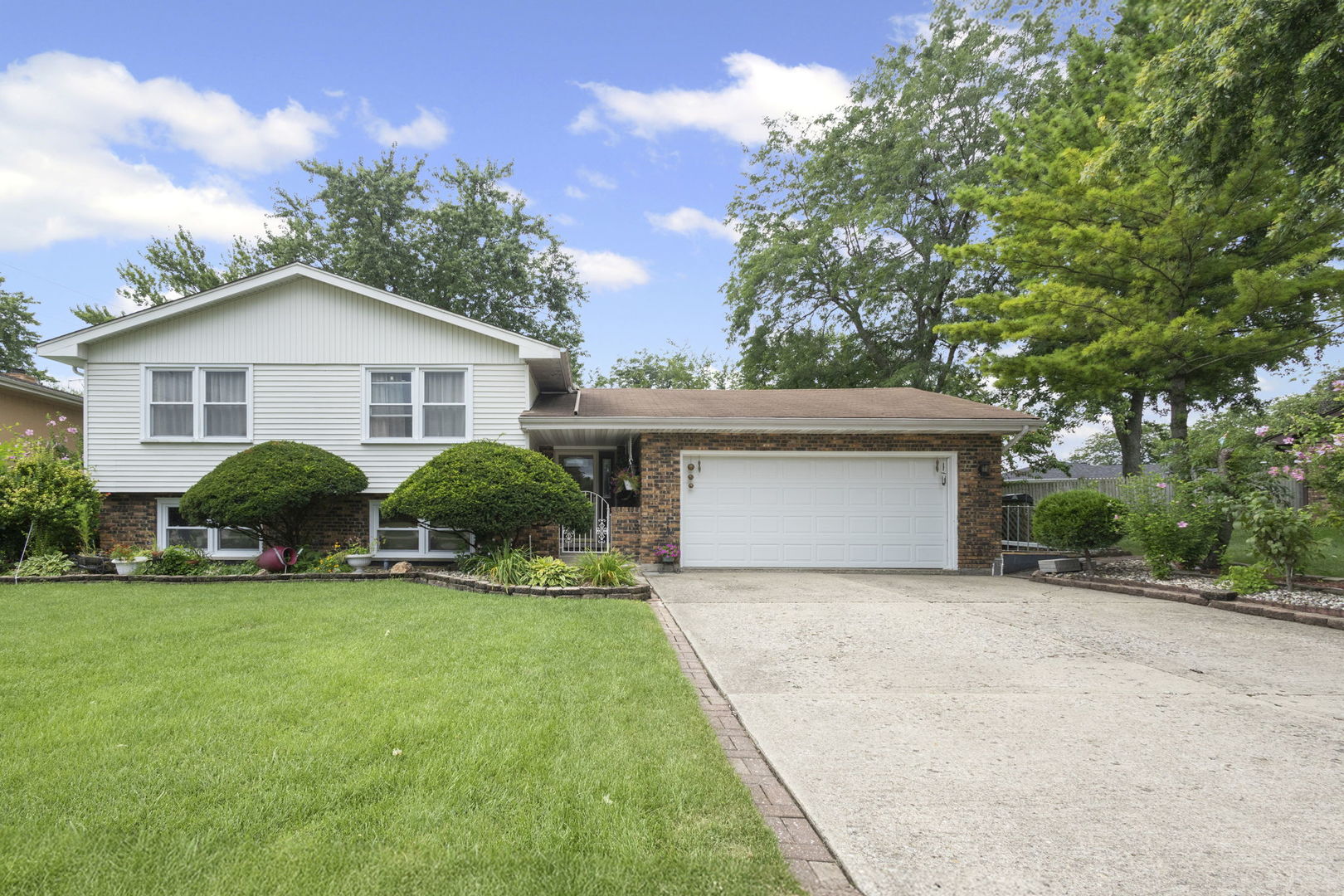 Homes for sale in Orland Park, IL | 12009 Venetian Way, Orland Park, IL 60467 | MLS# 12446347