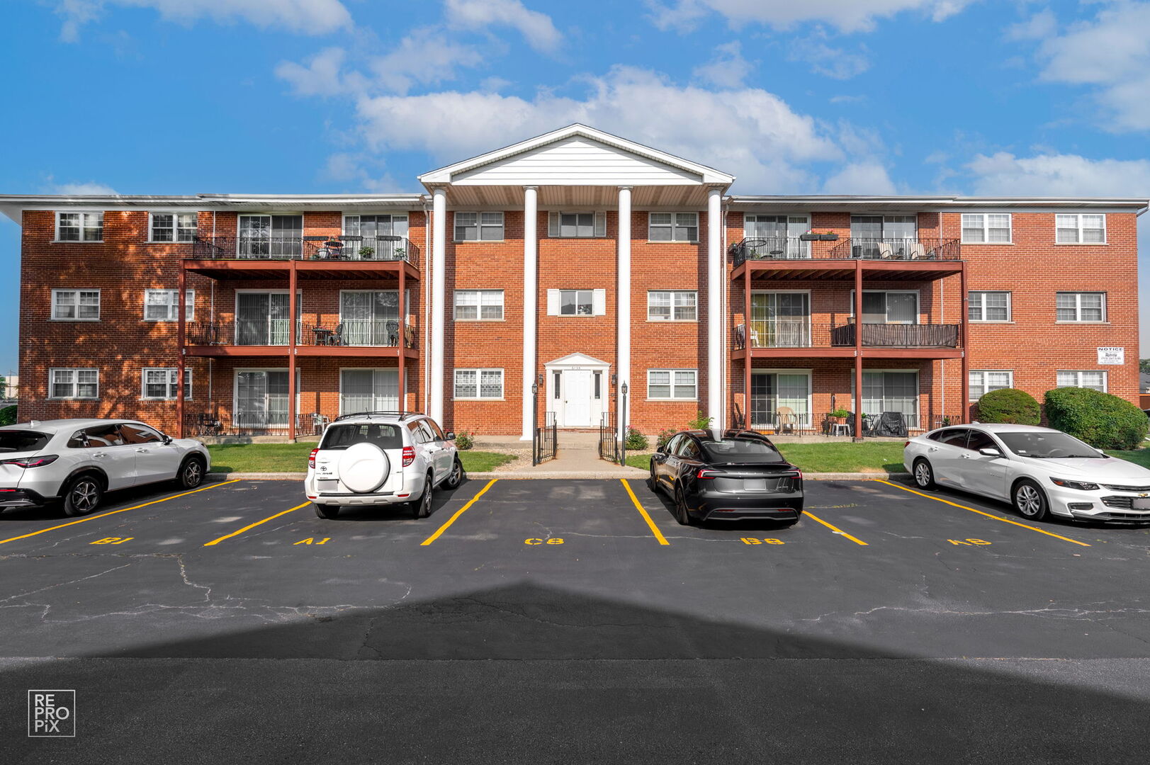 Homes for sale in Oak Lawn, IL | 6135 W 94Th St #B1, Oak Lawn, IL 60453 | MLS# 12466349