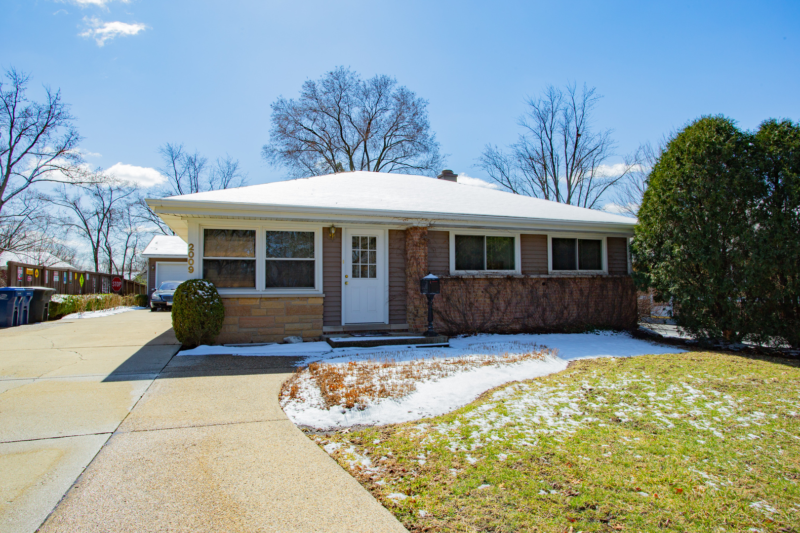 Homes for sale in Northbrook, IL | 2009 Dundee Rd, Northbrook, IL 60062 | MLS# 12468099