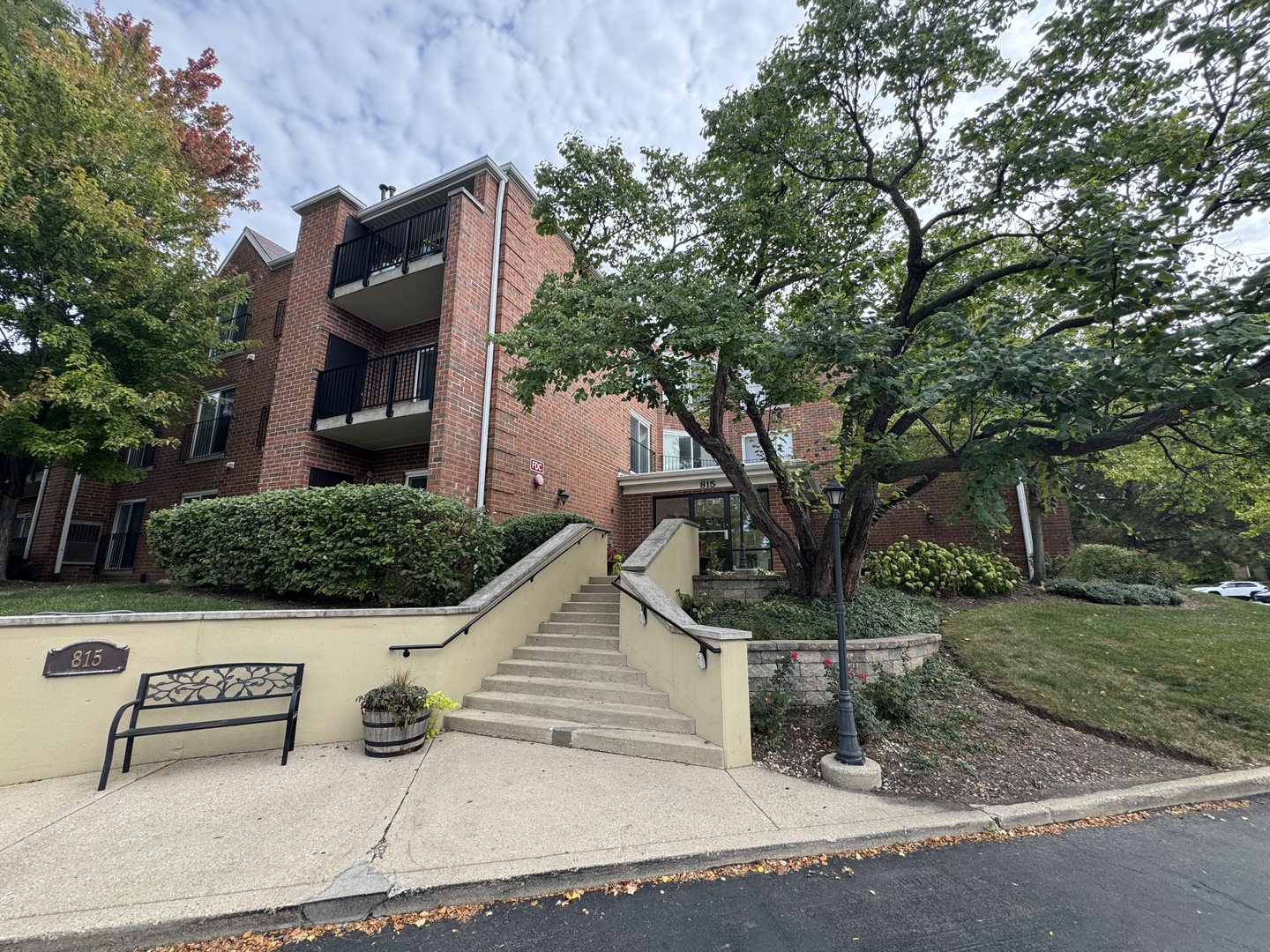 Homes for sale in Elk Grove Village, IL | 815 Leicester Rd #211, Elk Grove Village, IL 60007 | MLS# 12477907