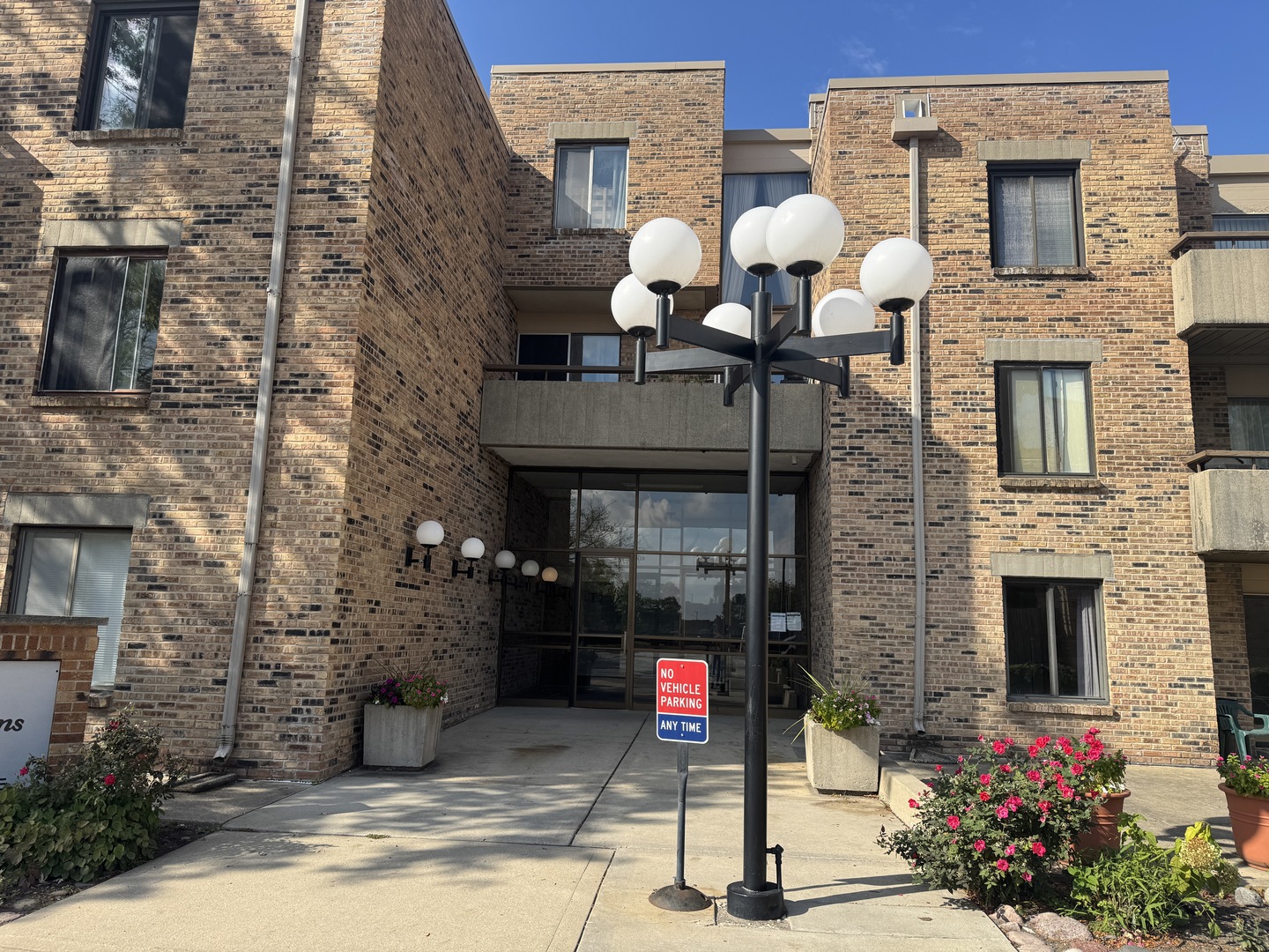Homes for sale in Schaumburg, IL | 1926 Prairie Sq #302, Schaumburg, IL 60173 | MLS# 12495481