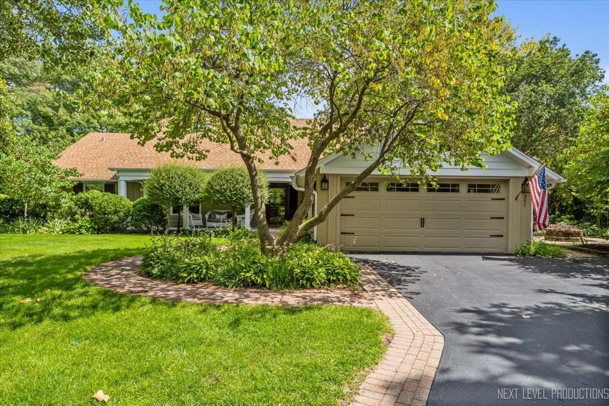 Homes for sale in Geneva, IL | 301 Country Club Pl, Geneva, IL 60134 | MLS# 12533698