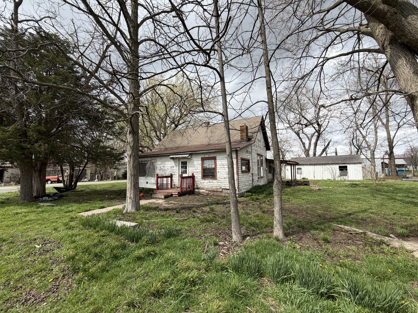 Homes for sale in Oakland, IL | 112 S Walnut St, Oakland, IL 61943 | MLS# 12551883