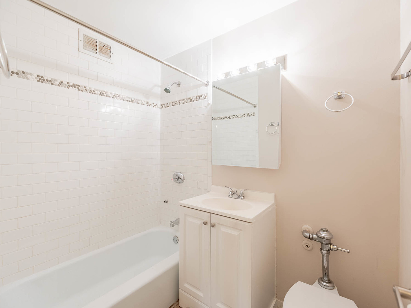 Homes for sale in Chicago, IL | 1401 E 55th Street, Chicago, IL 60615 | Houzeo