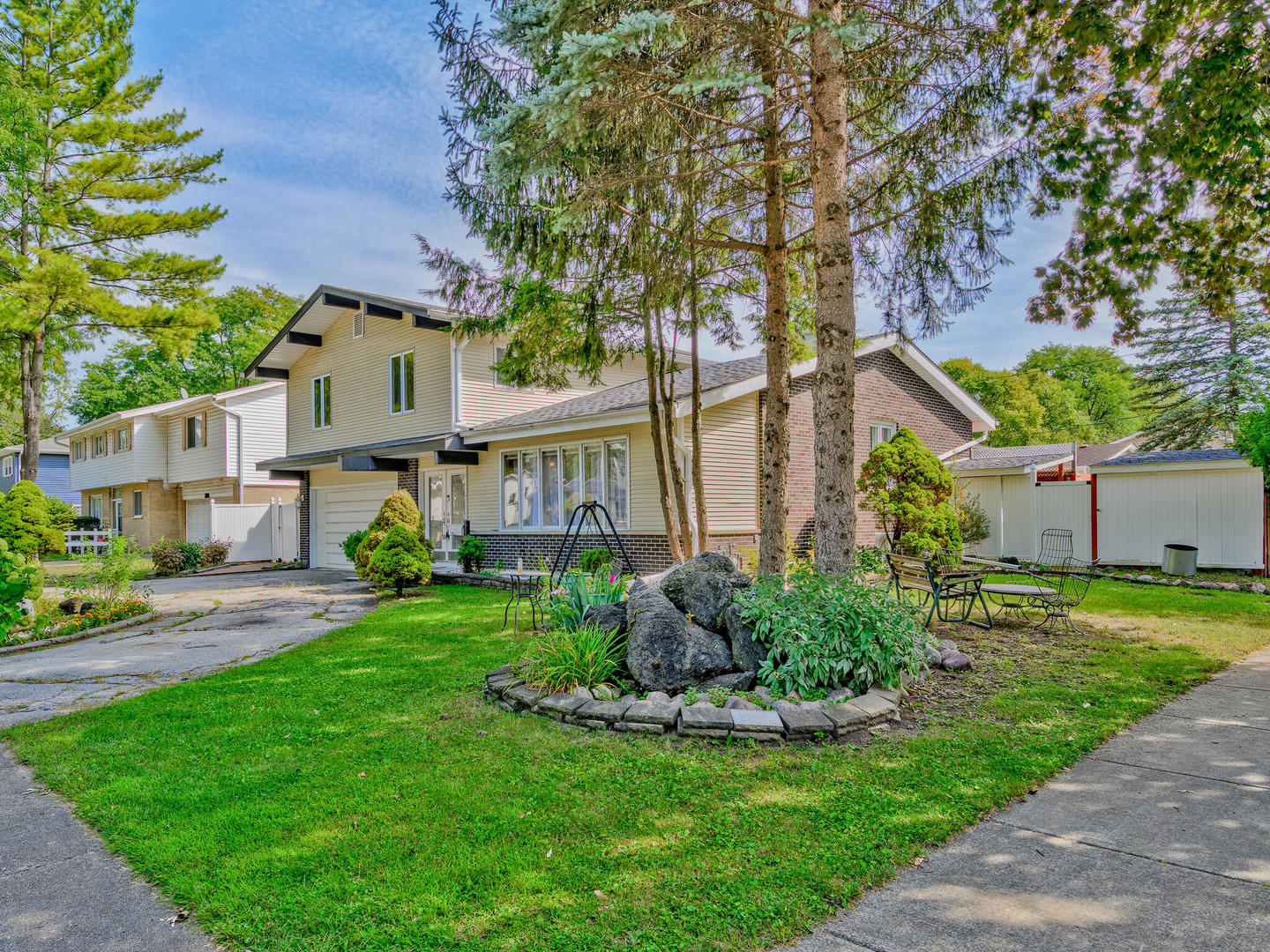2nd image of 1121 N Greenfield Ln, Mount Prospect, IL 60056 | MLS# 12578886