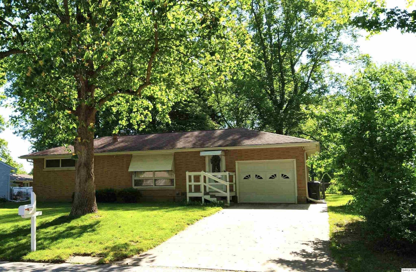 Homes for sale in Quincy, IL | 2025 W Hilltop Dr, Quincy, IL 62305 | MLS# 12584873