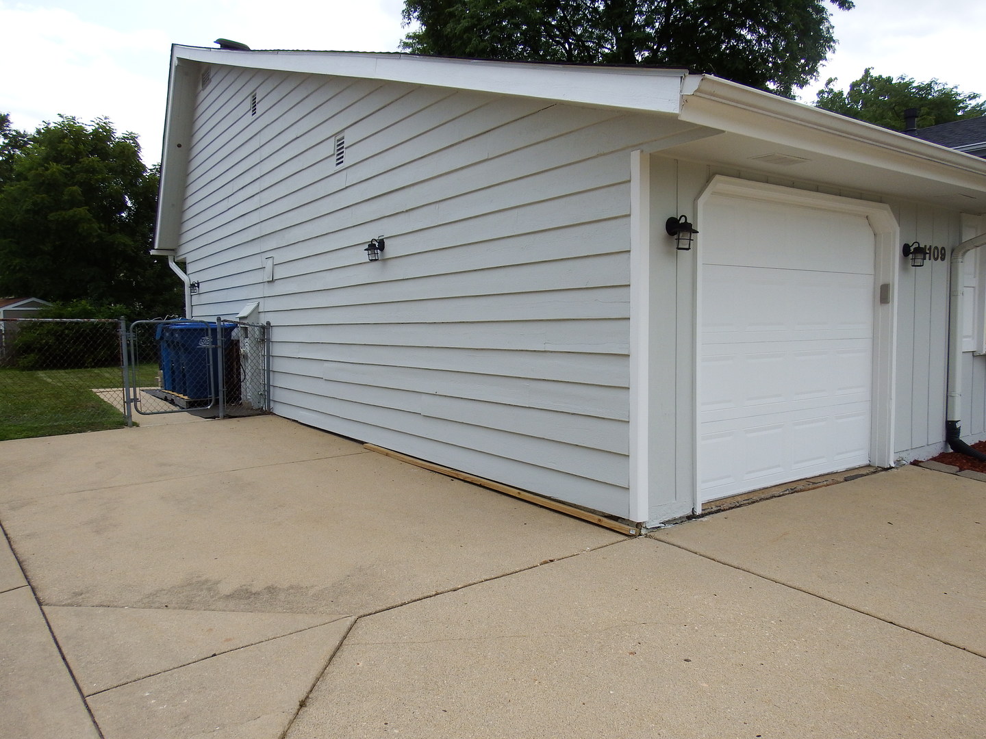 3rd image of 1109 W Weathersfield Wy, Schaumburg, IL 60193 | MLS# 12591253