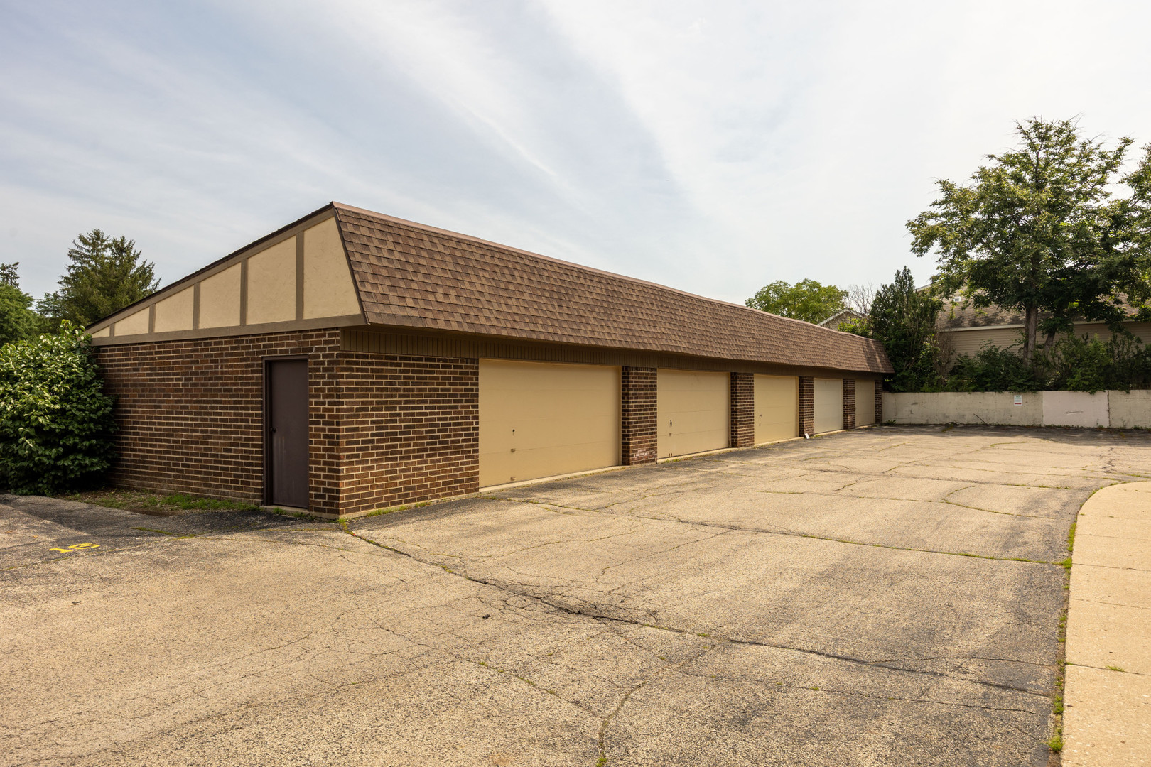 2nd image of 433 Cavalier Ct, West Dundee, IL 60118