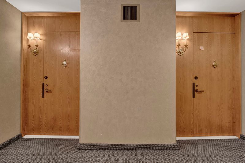 2nd image of 40 E Delaware Pl, Chicago, IL 60611