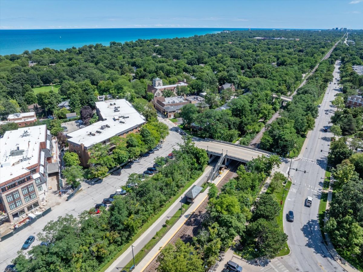 2nd image of 711 Oak St, Winnetka, IL 60093