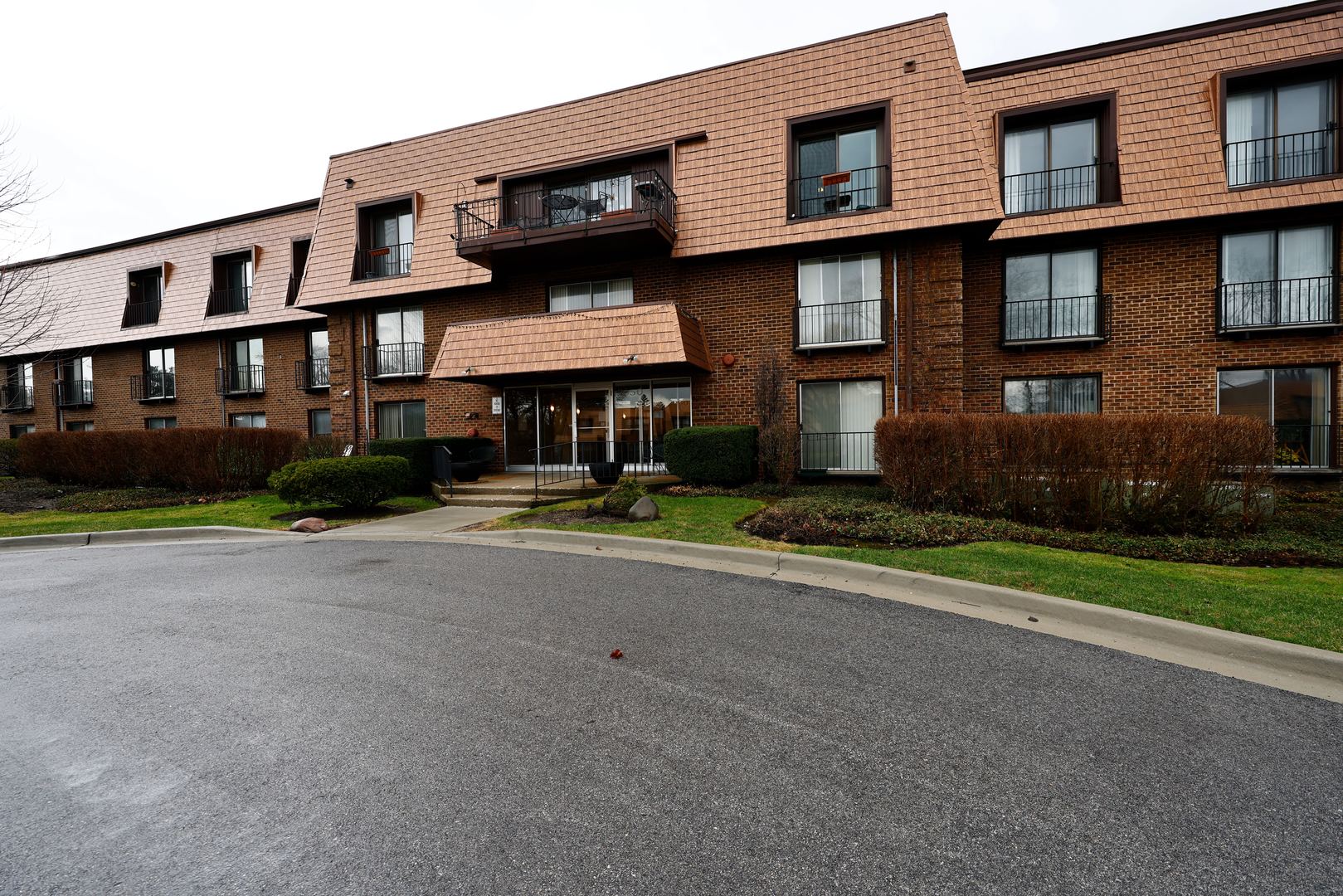 Homes for sale in Northbrook, IL | 3950 Dundee Rd #302, Northbrook, IL 60062 | MLS# 12609283