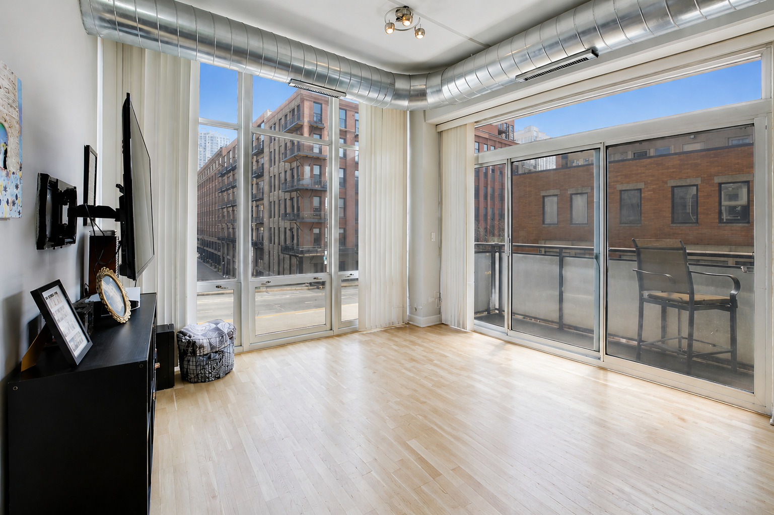 Homes for sale in Chicago, IL | 650 W Wayman St, Chicago, IL 60661