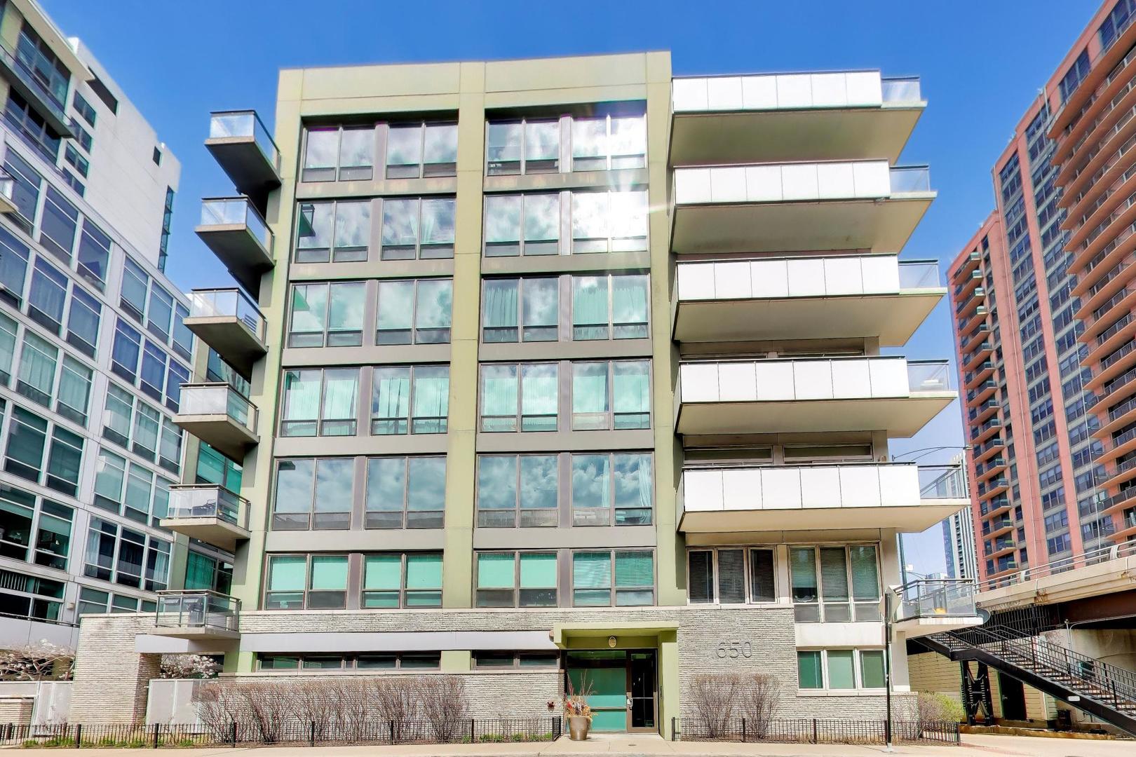 Homes for sale in Chicago, IL | 650 W Wayman St, Chicago, IL 60661