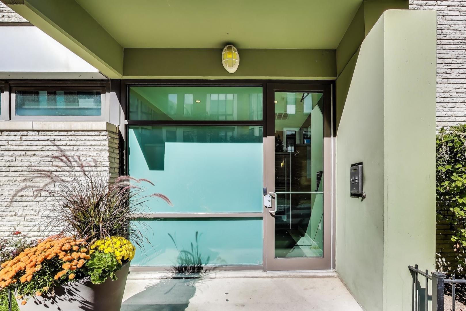 Homes for sale in Chicago, IL | 650 W Wayman St, Chicago, IL 60661