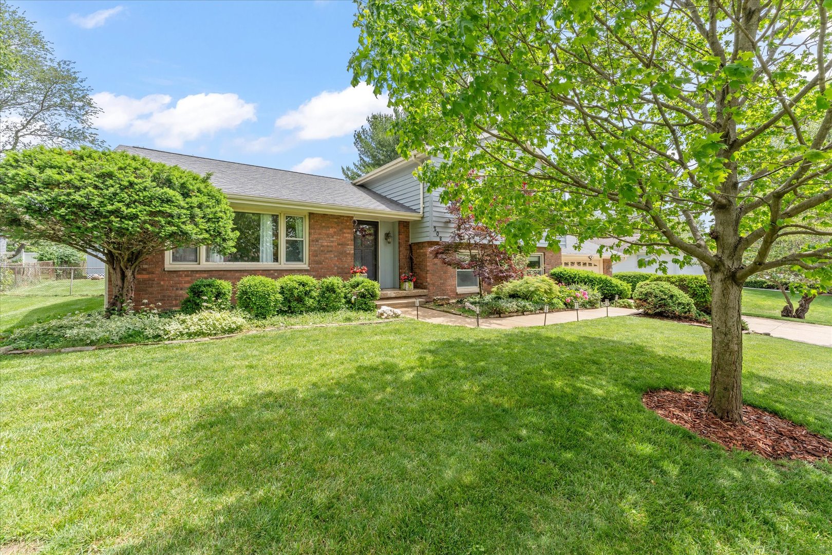 Homes for sale in Mahomet, IL | 208 S Meadowhill Ln, Mahomet, IL 61853 | MLS# 12621280
