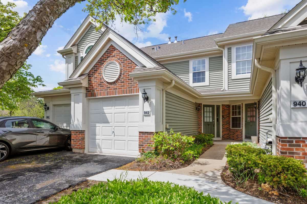 Homes for sale in Elk Grove Village, IL | 942 Little Falls Ct, Elk Grove Village, IL 60007 | MLS# 12629946