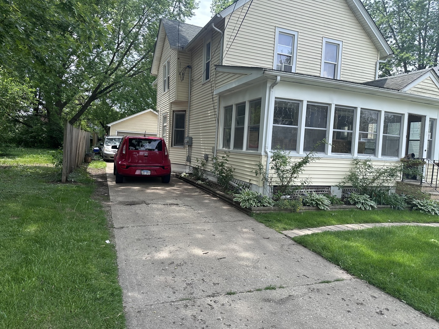 Homes for sale in Aurora, IL | 527 Hoyles Ave, Aurora, IL 60505 | MLS# 12630489