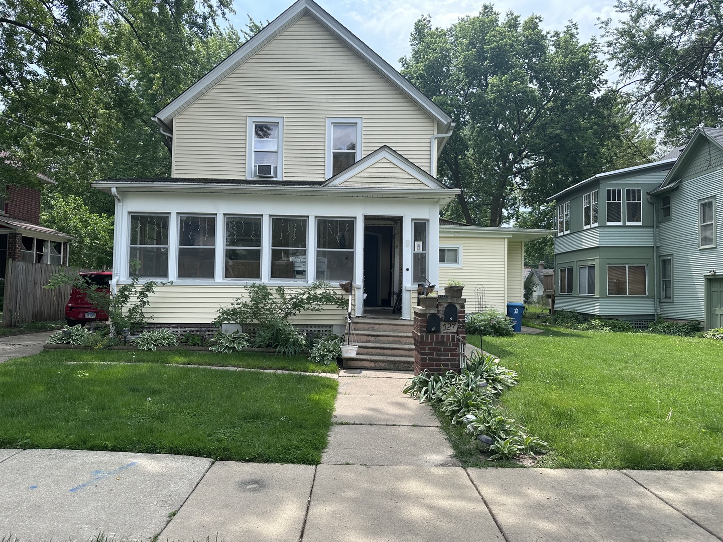 Homes for sale in Aurora, IL | 527 Hoyles Ave, Aurora, IL 60505 | MLS# 12630489