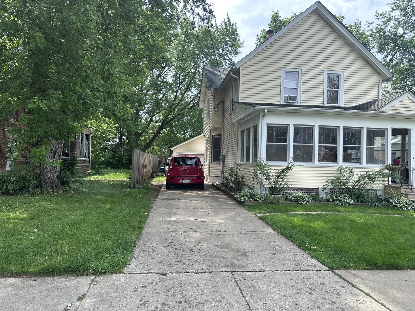 Homes for sale in Aurora, IL | 527 Hoyles Ave, Aurora, IL 60505 | MLS# 12630489
