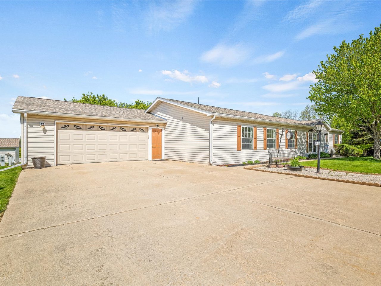 Homes for sale in Machesney Park, IL | 8438 Hickory Tree Dr, Machesney Park, IL 61115 | MLS# 12634871