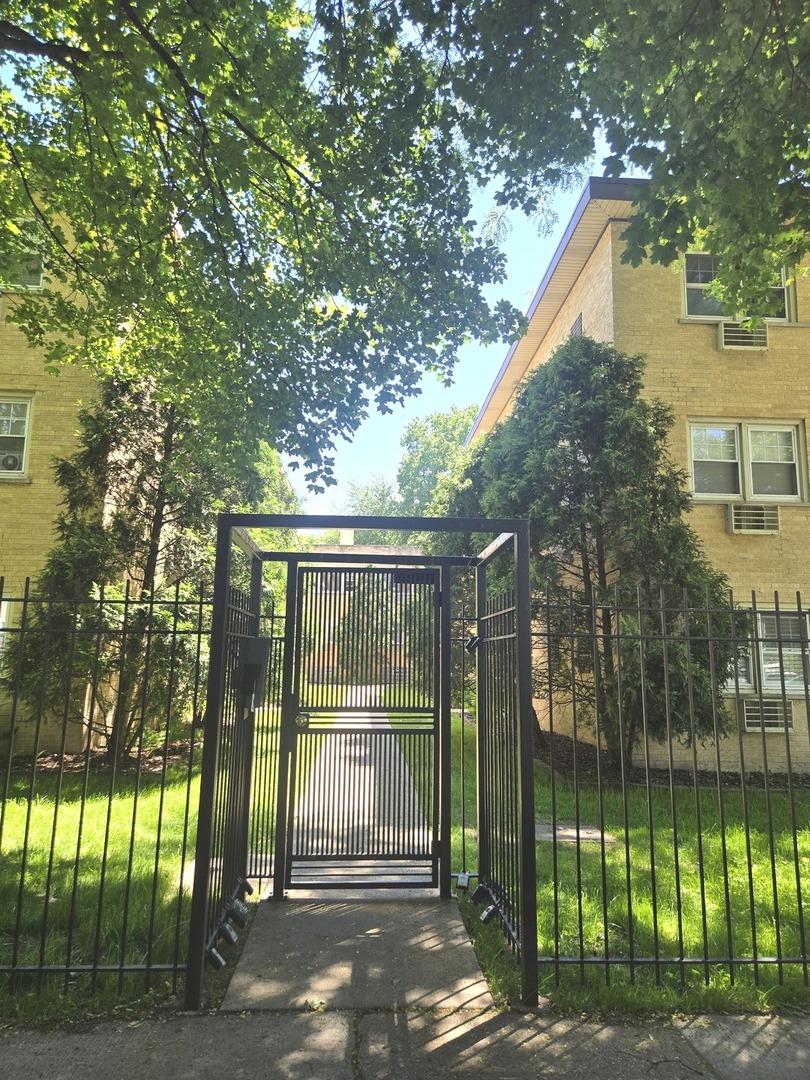 Homes for sale in Chicago, IL | 1819 W Touhy Ave #6, Chicago, IL 60626 | MLS# 12639129