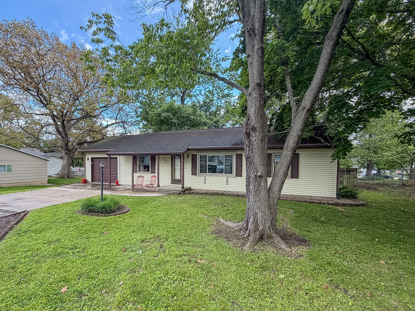 Homes for sale in Mahomet, IL | 306 Willow Ln, Mahomet, IL 61853 | MLS# 12642439