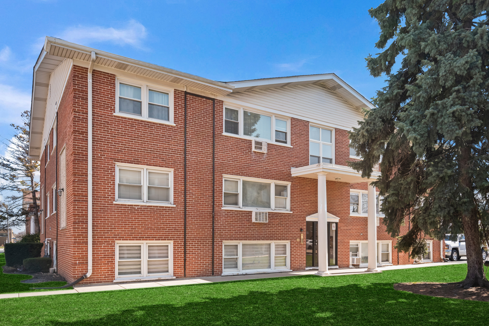 Homes for sale in Schiller Park, IL | 10121 Hartford Ct #1B, Schiller Park, IL 60176 | MLS# 12647622