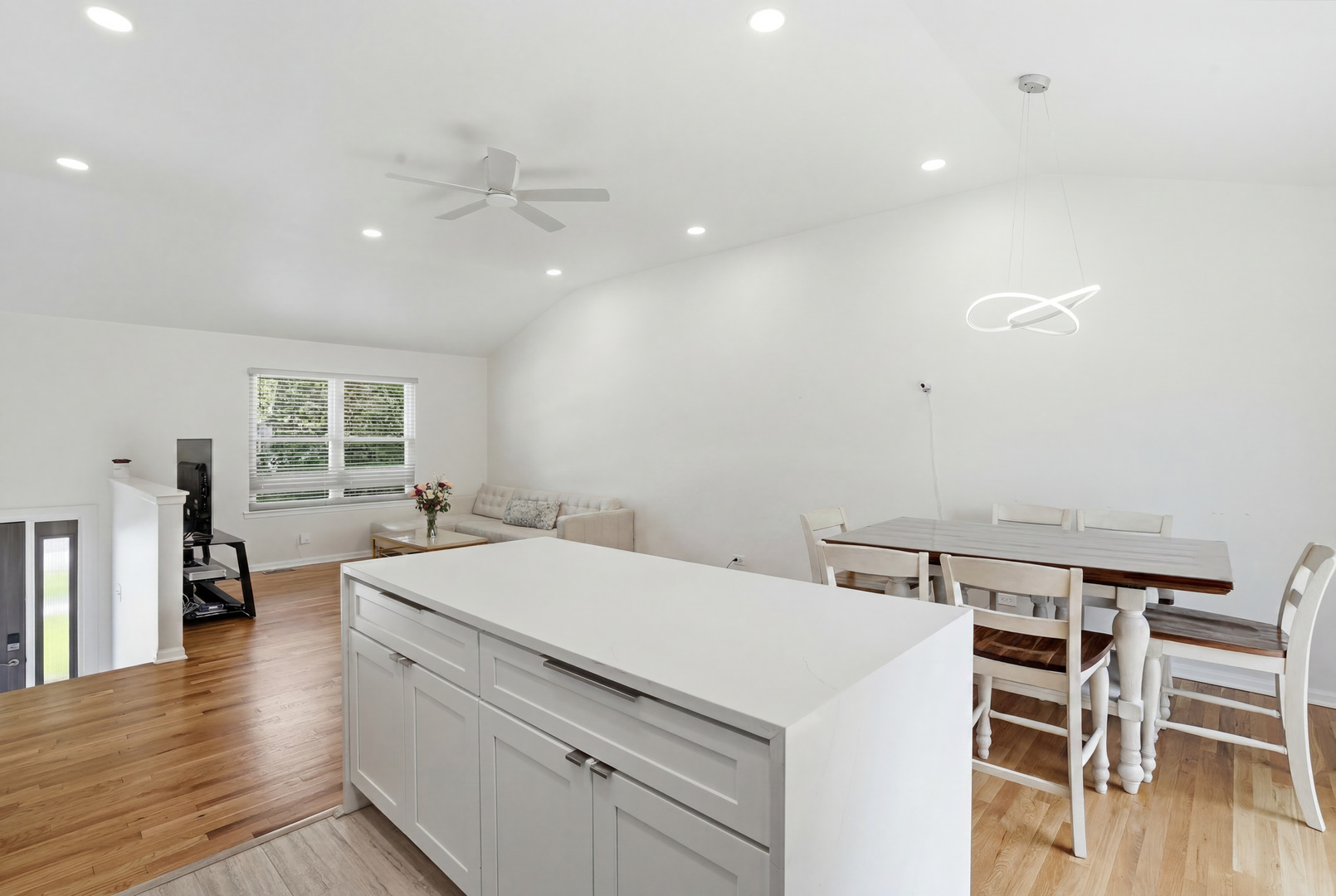 4th image of 6212 Leonard Ave, Downers Grove, IL 60516 | MLS# 12647634