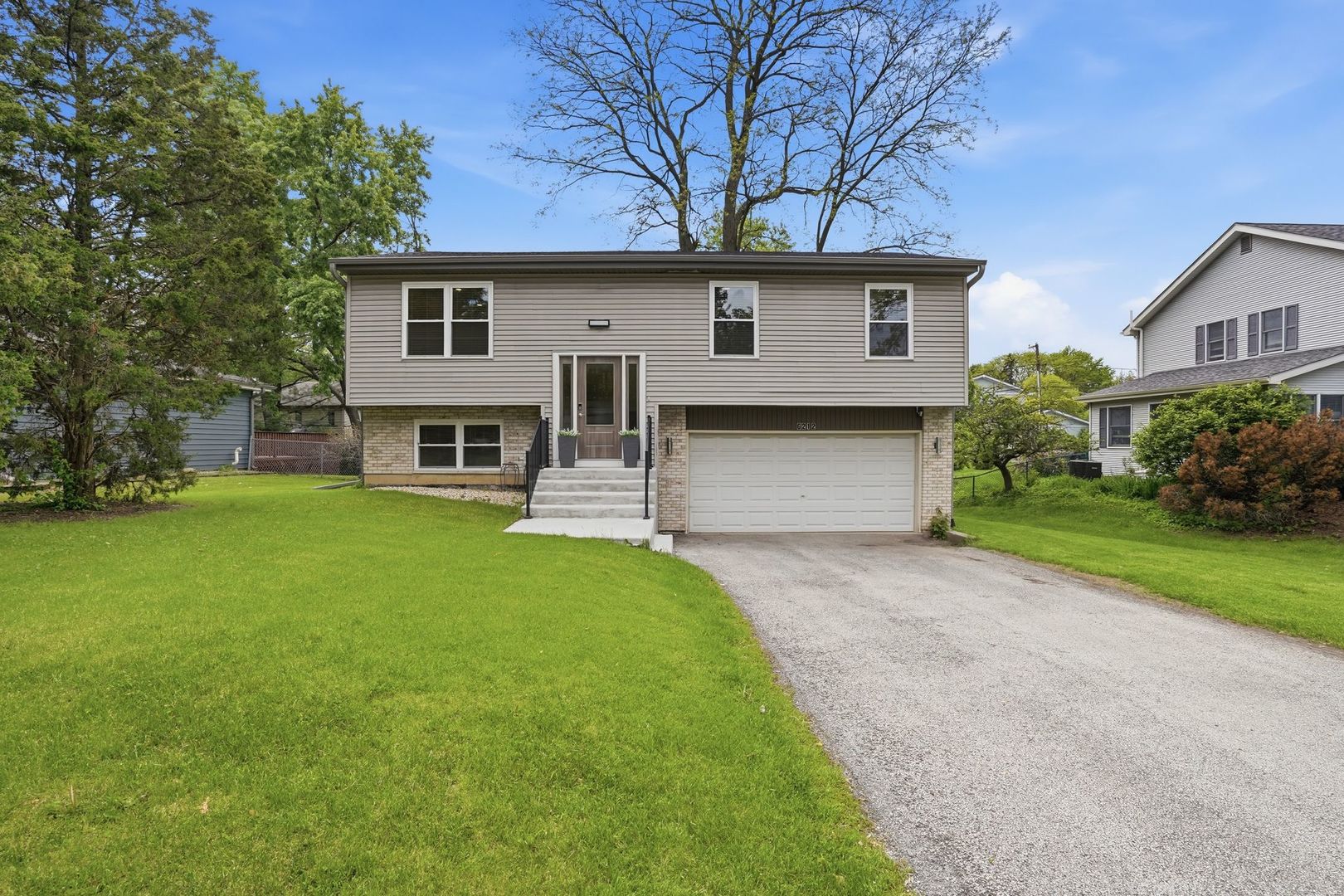 Homes for sale in Downers Grove, IL | 6212 Leonard Ave, Downers Grove, IL 60516 | MLS# 12647634