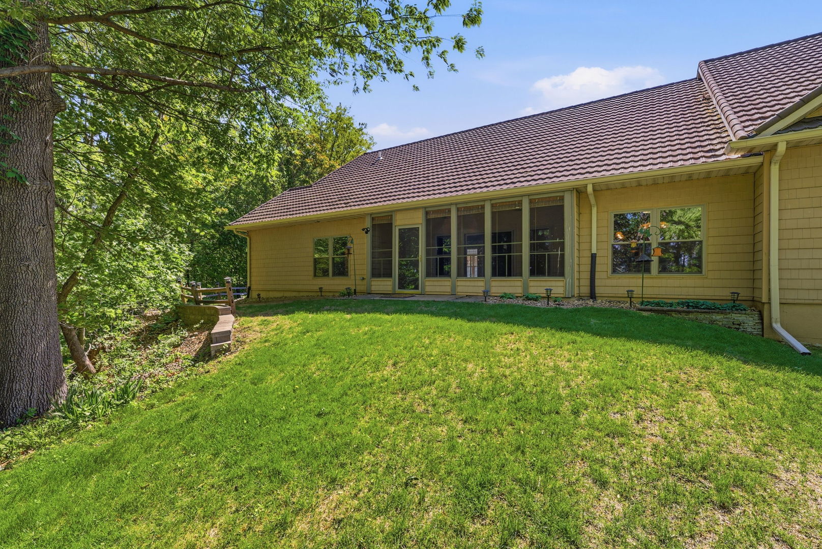 Homes for sale in Moline, IL | 1002 2Nd St Ct, Moline, IL 61265