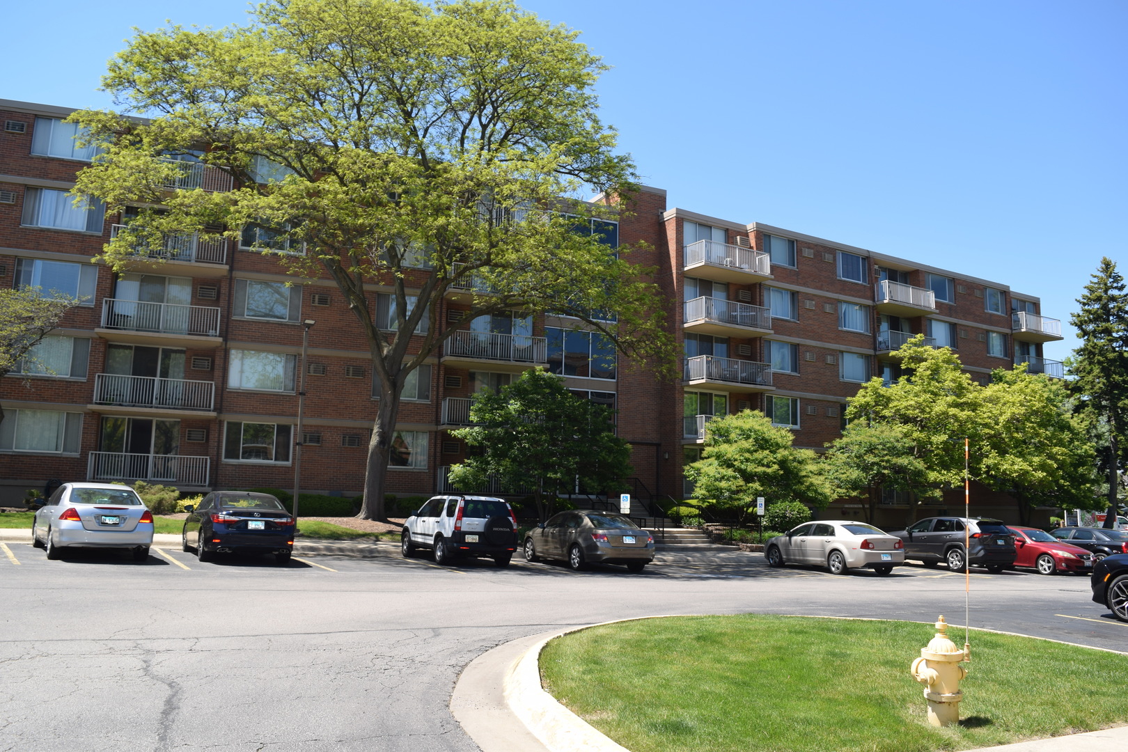 Homes for sale in Lombard, IL | 2222 S Stewart Ave #1H, Lombard, IL 60148 | MLS# 12649625