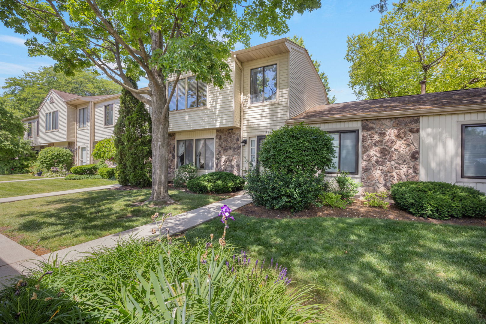 Homes for sale in Elk Grove Village, IL | 1626 Vermont Dr #1626, Elk Grove Village, IL 60007 | MLS# 12650963