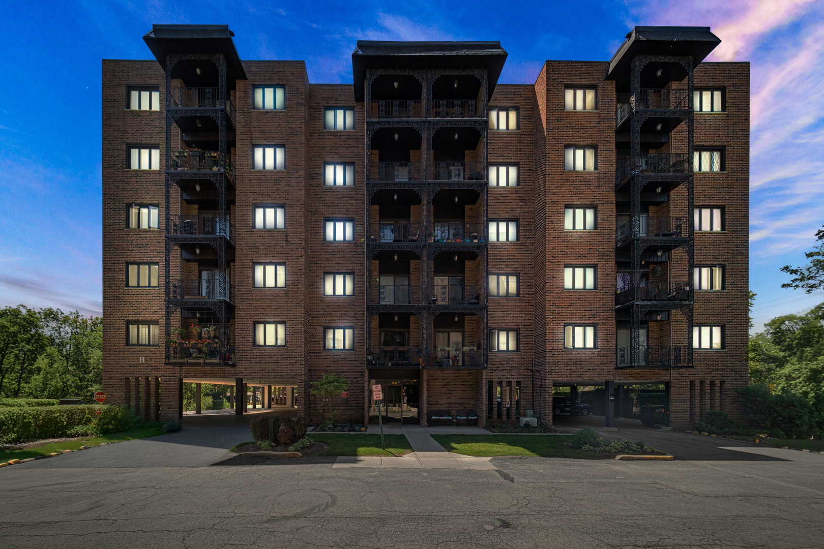 Homes for sale in Des Plaines, IL | 9395 Landings Ln #303, Des Plaines, IL 60016 | MLS# 12651353