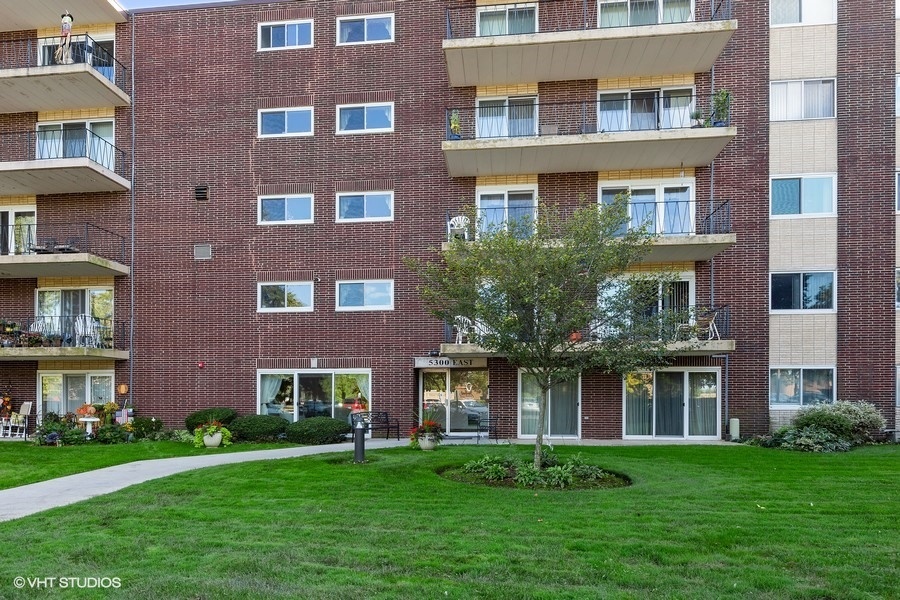 Homes for sale in Downers Grove, IL | 5300 Walnut Ave #2B, Downers Grove, IL 60515 | MLS# 12653198