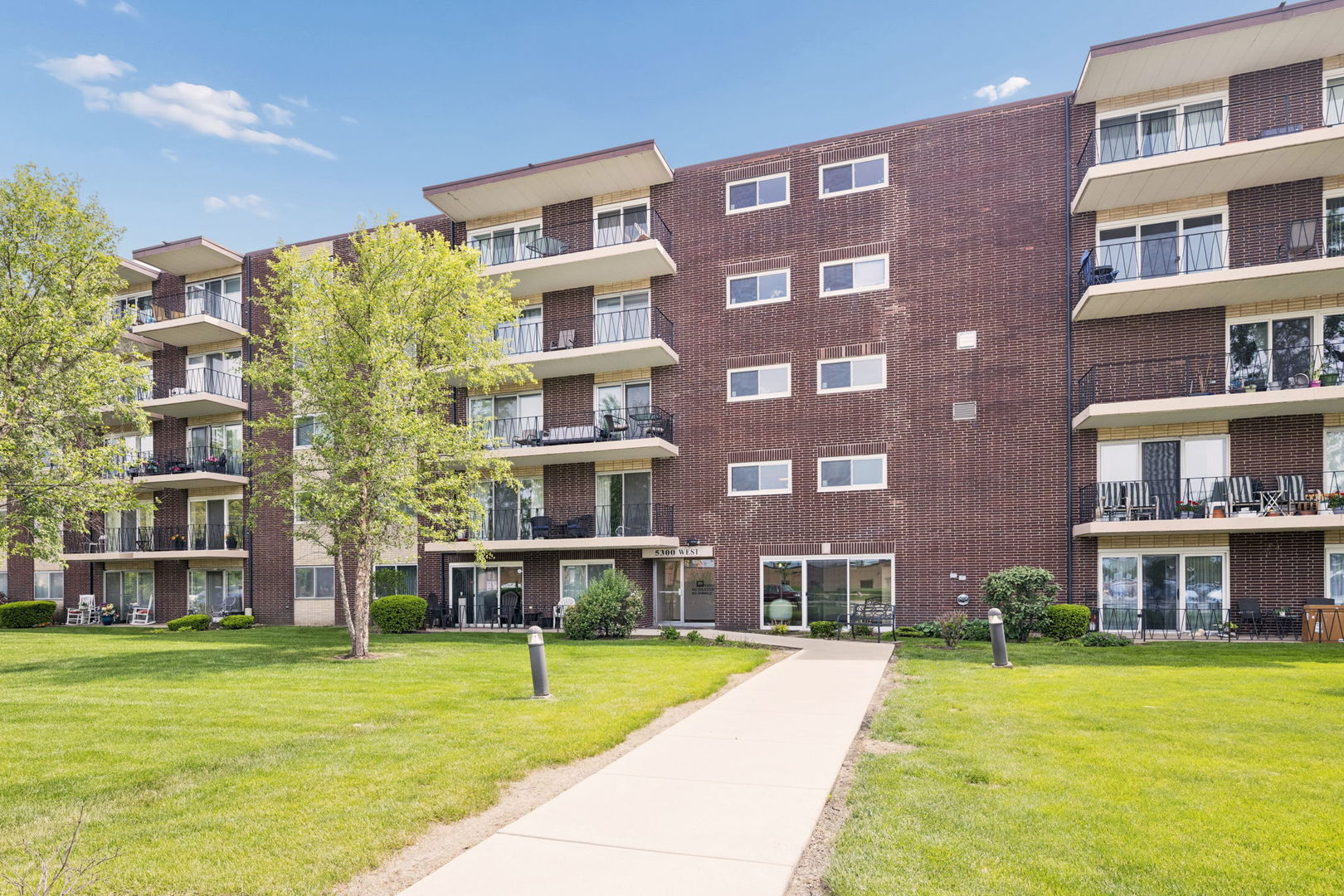 Homes for sale in Downers Grove, IL | 5300 Walnut Ave #2B, Downers Grove, IL 60515 | MLS# 12653198