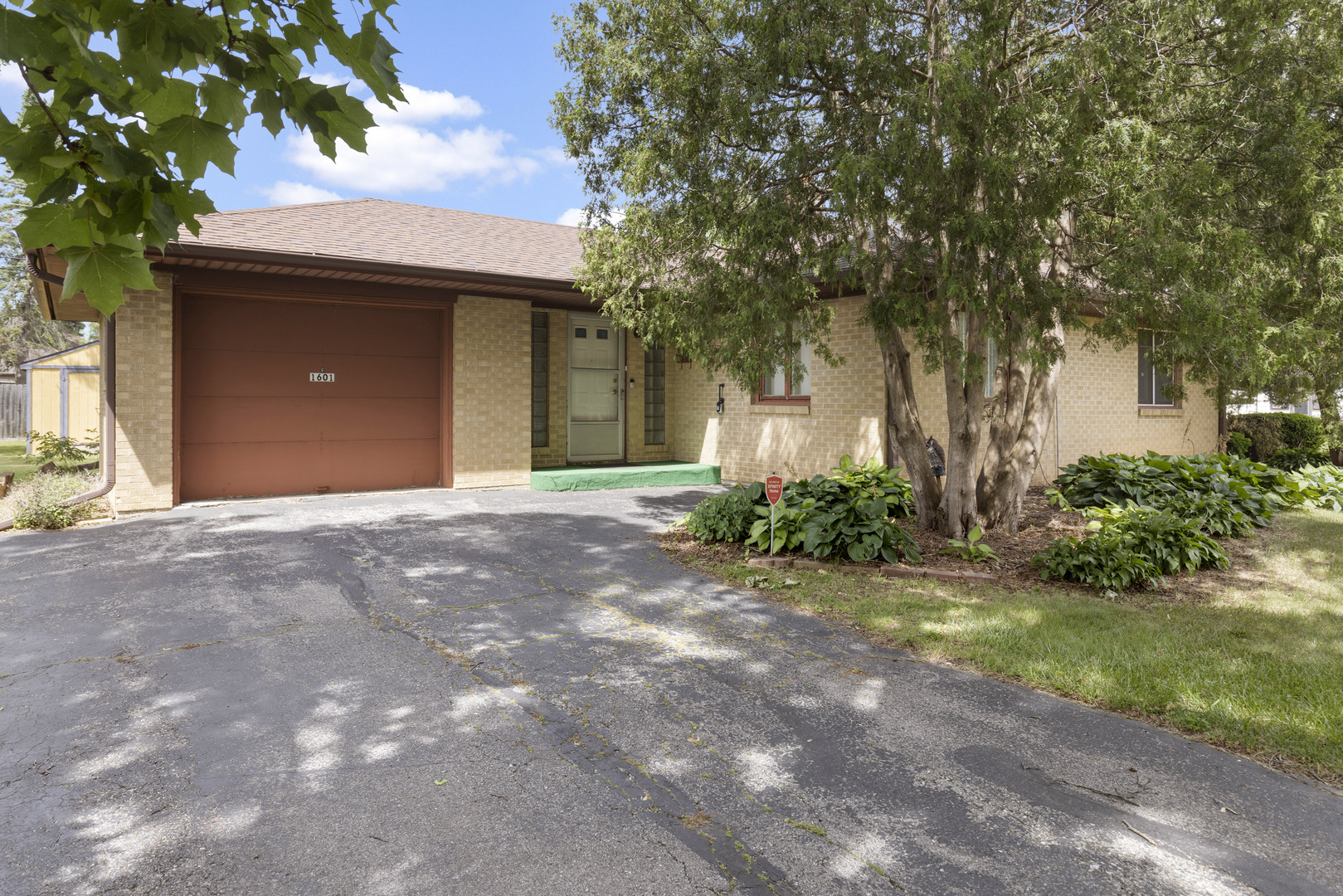 Homes for sale in Rockford, IL | 1601 River Bluff Blvd, Rockford, IL 61103 | MLS# 12653460