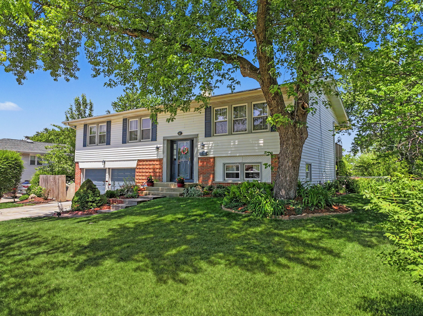 Homes for sale in Hoffman Estates, IL | 1350 Nottingham Ln, Hoffman Estates, IL 60169 | MLS# 12654165