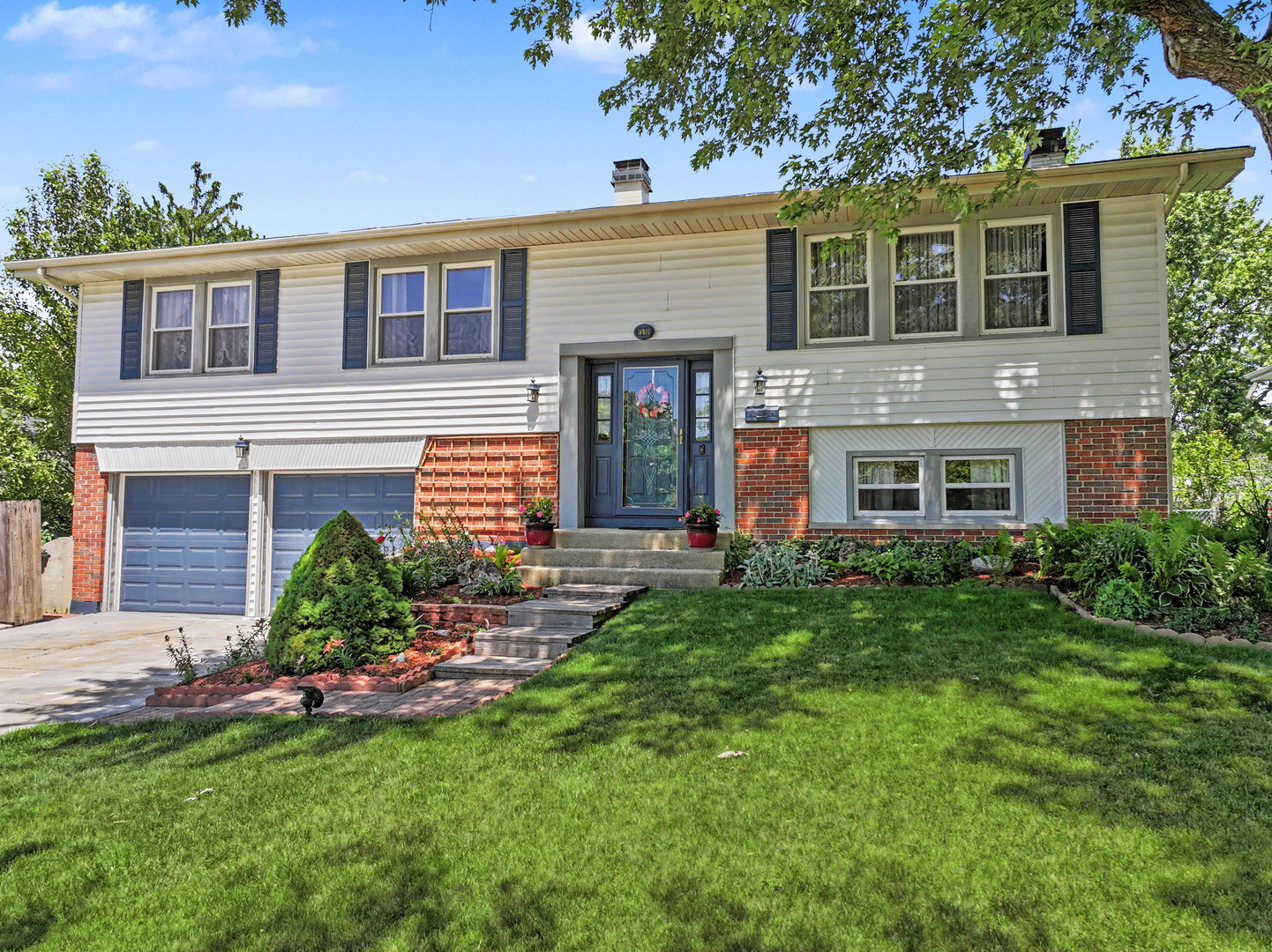 Homes for sale in Hoffman Estates, IL | 1350 Nottingham Ln, Hoffman Estates, IL 60169 | MLS# 12654165