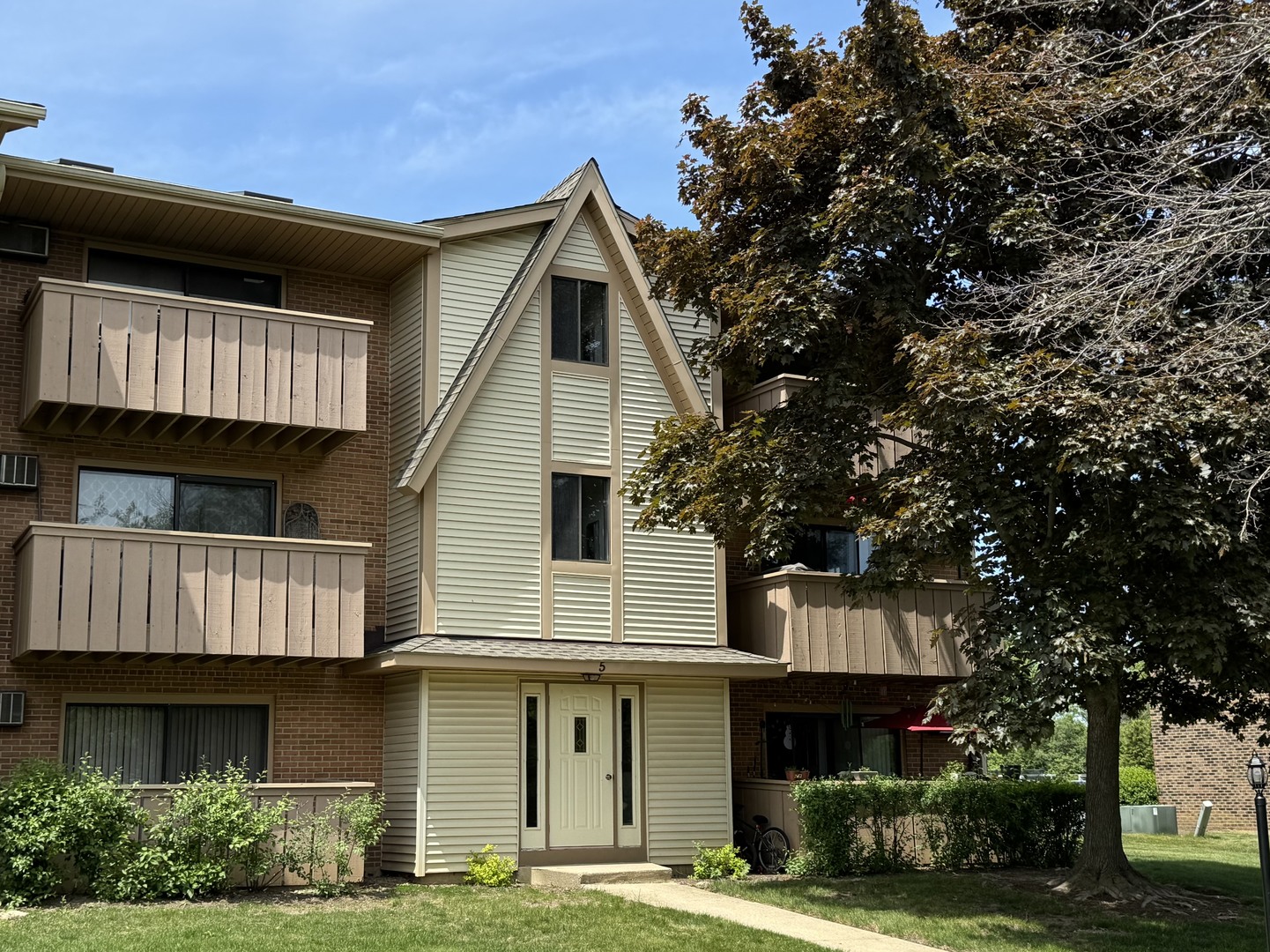 Homes for sale in Vernon Hills, IL | 5 Cedar Ct #18, Vernon Hills, IL 60061 | MLS# 12654458