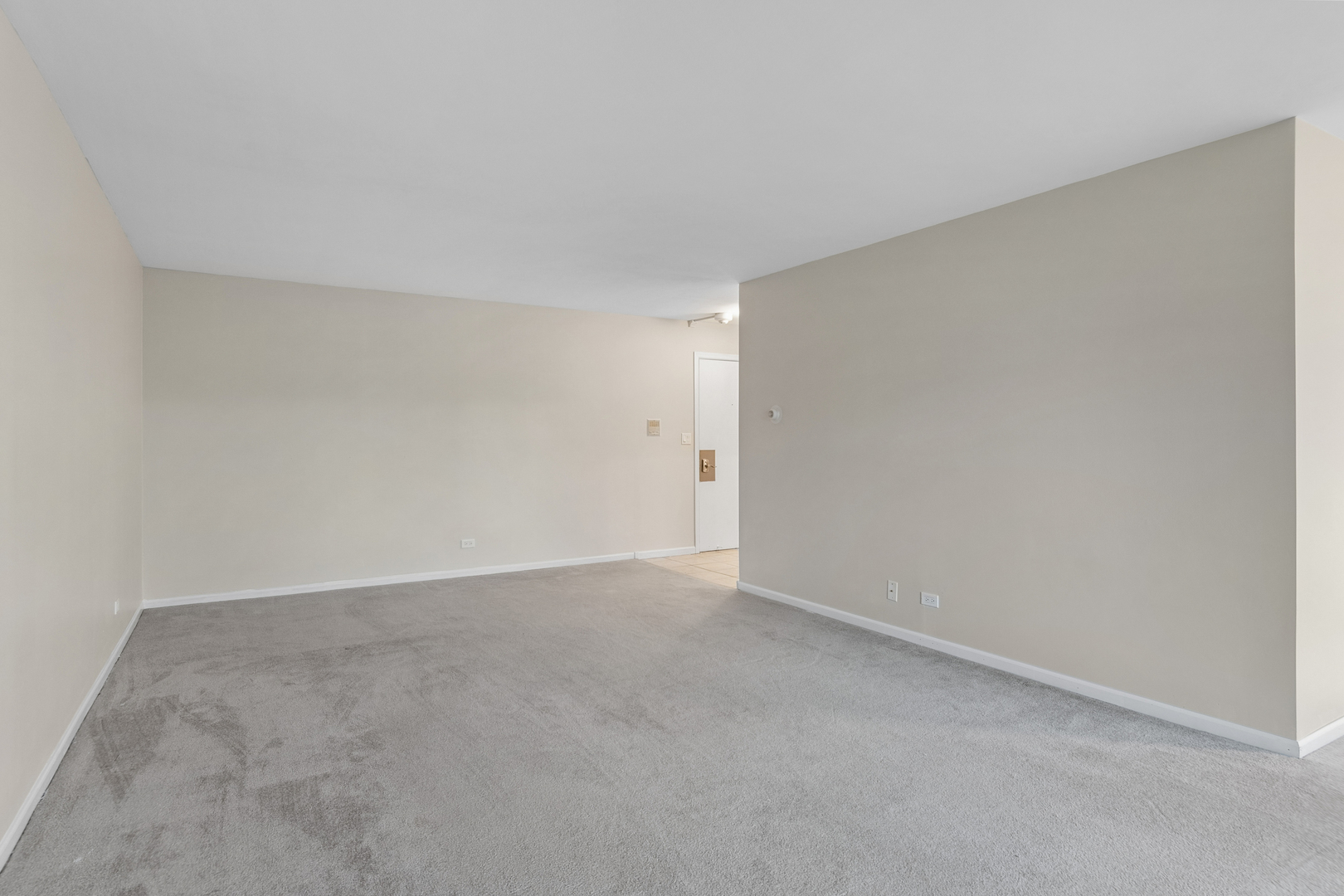 Homes for sale in Glen Ellyn, IL | 460 Raintree Ct #2N, Glen Ellyn, IL 60137 | MLS# 12654597